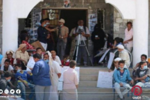 بالعكازات والكراسي المتحركة ضحايا الإرهاب الحوثي بالحديدة يستقبلون البعثة الاممية 