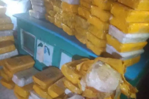 شاهد ضبط "طن" من الحشيش المخدر مع 6 إيرانيين وباكستاني في المهرة.. تفاصيل وصور العملية الأمنية 