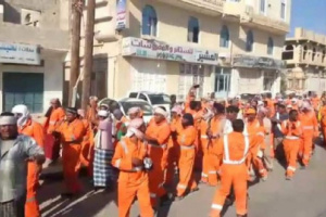 عمال نظافة سيئون يرفعون شارات حمراء ويلوحون بالتصعيد حتى تحقيق مطالبهم