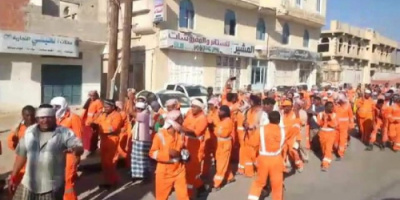 عمال نظافة سيئون يرفعون شارات حمراء ويلوحون بالتصعيد حتى تحقيق مطالبهم