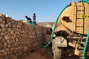 خليفة الإنسانية تغيث القرى النائية "بالمياه" بسقطرى