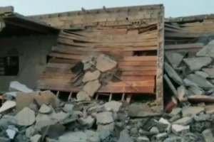 بمختلف الأسلحة.. مليشيا الحوثي تستهدف منازل المدنيين في حي منظر جنوب الحديدة