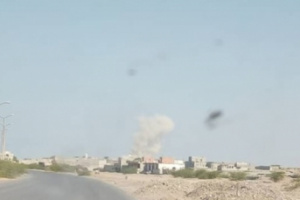 لليوم الثالث على التوالي.. مليشيا الحوثي تعاود قصف حي منظر بصواريخ كاتيوشا 
