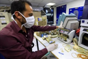 إقتصادي يمني يوضح أسباب إختلاف سعر صرف الريال اليمني بين صنعاء وعدن 