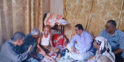 رئيس انتقالي لحج يطمئن على صحة الفنان القدير سعودي أحمد صالح