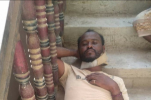 بعد مطالبته بصرف مستحقاته..اعتدى علية بطريقة وحشية 