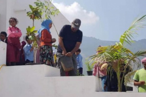 "خليفة الإنسانية" تبدأ تشجير مدارس سقطرى