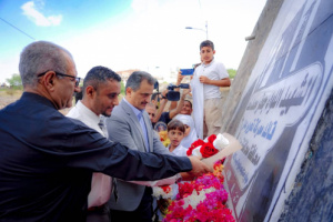 المحافظ لملس يضع إكليلاً من الزهور في موقع استشهاد القائد جعفر محمد سعد