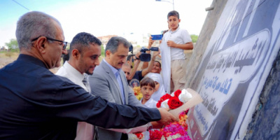 المحافظ لملس يضع إكليلاً من الزهور في موقع استشهاد القائد جعفر محمد سعد