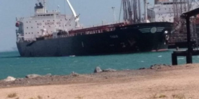 ناقلة نفطية تصل ميناء الزيت بعدن