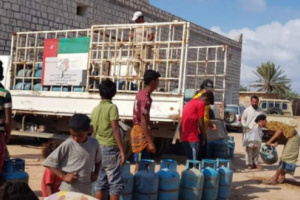 بدعم"خليفة الإنسانية" ..توزيع شحنات غاز منزلي غرب سقطرى