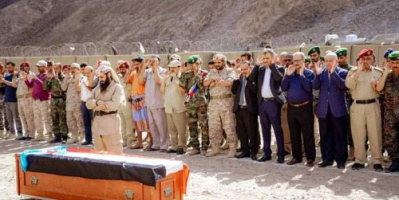 الأمين العام وأعضاء هيئة رئاسة الانتقالي يؤدون صلاة الجنازة على جثمان شهيد الواجب العميد ناصر الرضامي