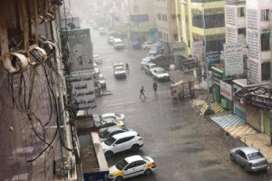 سقوط أمطار في العاصمة عدن صباح اليوم
