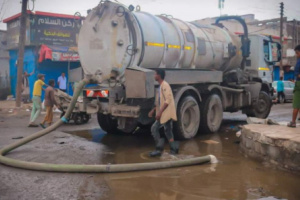 تجنباً من انتشار الأوبئة.. إزالة المياه من شوراع الشيخ عثمان 