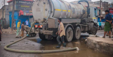 تجنباً من انتشار الأوبئة.. إزالة المياه من شوراع الشيخ عثمان 
