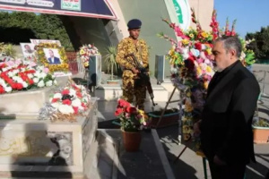 سفير إيراني في صنعاء يرد بطريقة استفزازية على تفجير مطار عدن 