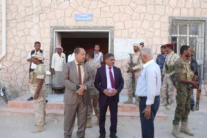 محافظ حضرموت يوجه بتشجير جولات وجُزر مدينة غيل باوزير ورصف ساحة مستشفى المدينة