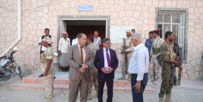 محافظ حضرموت يوجه بتشجير جولات وجُزر مدينة غيل باوزير ورصف ساحة مستشفى المدينة