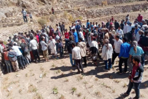 اول تشييع لضحايا التفجير الإرهابي بمطار عدن الدولي الى مثواه الأخير 