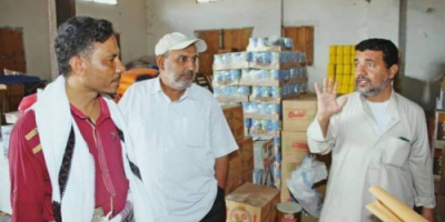 رئيس تنفيذية انتقالي غيل باوزير ينفذ نزولاً ميدانيا لمحلات بيع المواد الغدائية