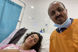 الإرياني يتخلى عن الإعلاميين الجرحى في قصف عدن