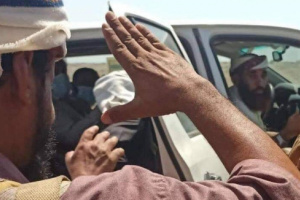 العميد حمدي شكري يكشف أسباب قيام قواته باحتجاز قواطر تهريب الوقود في طور الباحة