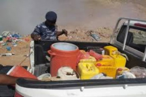 إتلاف كميات كبيرة من الخمور والمواد المُخدرة بمديرية الشحر