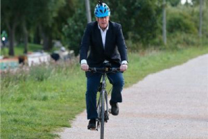 رئيس وزراء بريطانيا يكسر قواعد الحجر الصحي
