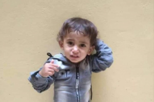 العثور على الطفل حسين داخل فتحة الصرف الصحي بشبوة