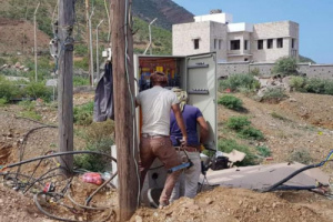 استبدال لوحة تحكم بخط كهرباء مكتب المياه في سقطرى 