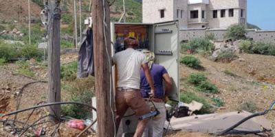 استبدال لوحة تحكم بخط كهرباء مكتب المياه في سقطرى 