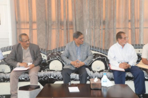 محافظ حضرموت يعقد لقاءً بالمعنيين لتسهيل اجراءات المستثمرين وأراضي المواطنين