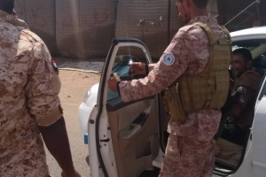 لحج : الحزام الأمني ينفذ حملة إزالة عواكس ولواصق السيارات 