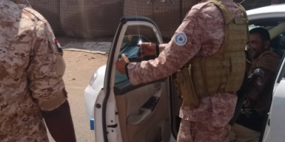 لحج : الحزام الأمني ينفذ حملة إزالة عواكس ولواصق السيارات 