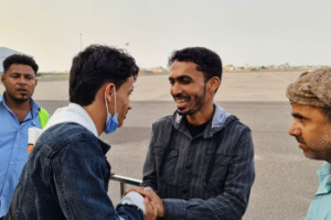 القائد الثوباني يستقبل أحد جرحى المقاومة بعد عودته من رحلة علاج طويلة في الخارج