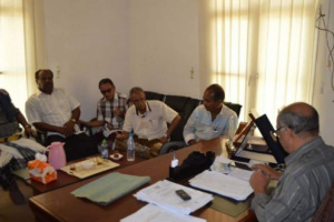 انتقالي حضرموت يطّلع على مظلمة المتقاعدين قسرا ويحث السلطة المحلية على تبني قضيتهم