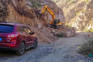 *فرقُ مؤسسةِ يافع للعملِ والإنجازِ تباشر أعمالَ التوسعةِ للمرحلة الأولى والثانية من طَرِيق عقور - بئر العروس*