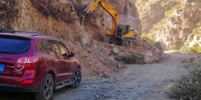 *فرقُ مؤسسةِ يافع للعملِ والإنجازِ تباشر أعمالَ التوسعةِ للمرحلة الأولى والثانية من طَرِيق عقور - بئر العروس*