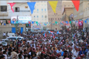 بالاعلام الجنوبية وصور الرئيس الزُبيدي.. اهالي مدينة القطن يستقبلون نجوم الشعر وفرق الألعاب الشعبية ب #حضرموت