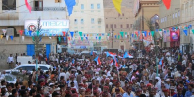 بالاعلام الجنوبية وصور الرئيس الزُبيدي.. اهالي مدينة القطن يستقبلون نجوم الشعر وفرق الألعاب الشعبية ب #حضرموت