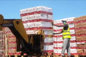 الإمارات تدعم نازحي الساحل الغربي بـ 64 طنا من المواد الغذائية العاجلة 
