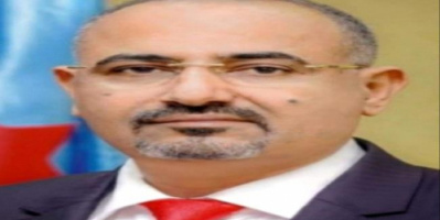 الرئيس الزُبيدي يُعزّي الدكتورة سهير علي أحمد بوفاة والدها