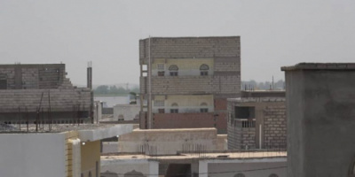 القوات المشتركة تخمد مصادر نيران حوثية استهدفت أحياء سكنية في مدينة التحيتا