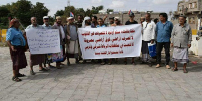 محافظ لحج يتملص من مطالب المحتجين  بتمكينهم من اراضيهم