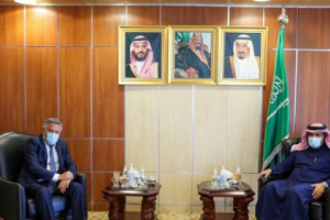 سفير السعودية ودبلوماسي أوروبي يبحثان دعم الحل السلمي باليمن 