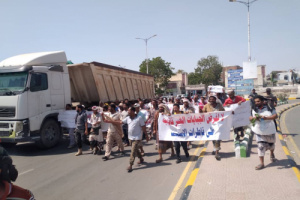 عمال مصنع اسمنت باتيس ينظمون وقفة احتجاجية لوقف الجبايات الغير قانونية