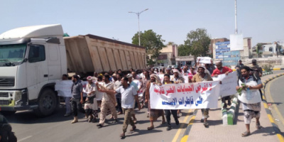 عمال مصنع اسمنت باتيس ينظمون وقفة احتجاجية لوقف الجبايات الغير قانونية
