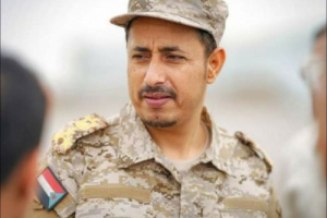 قائد محور أبين يتدخل ويفرج عن قاطرات الأسمنت المحتجزة 