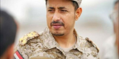 قائد محور أبين يتدخل ويفرج عن قاطرات الأسمنت المحتجزة 