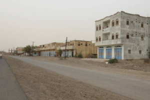 بمختلف الأسلحة..مليشيا الحوثي تستهدف منازل المواطنين في حيس